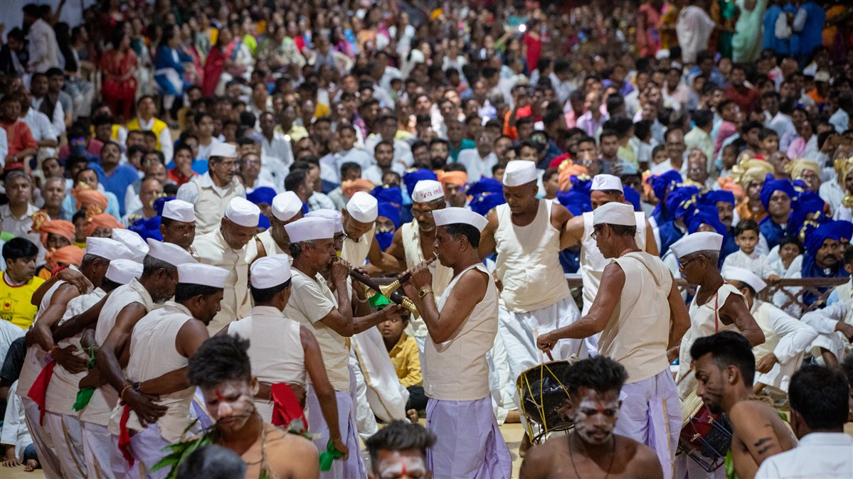 Tribal devotees rejoice before Swamishri