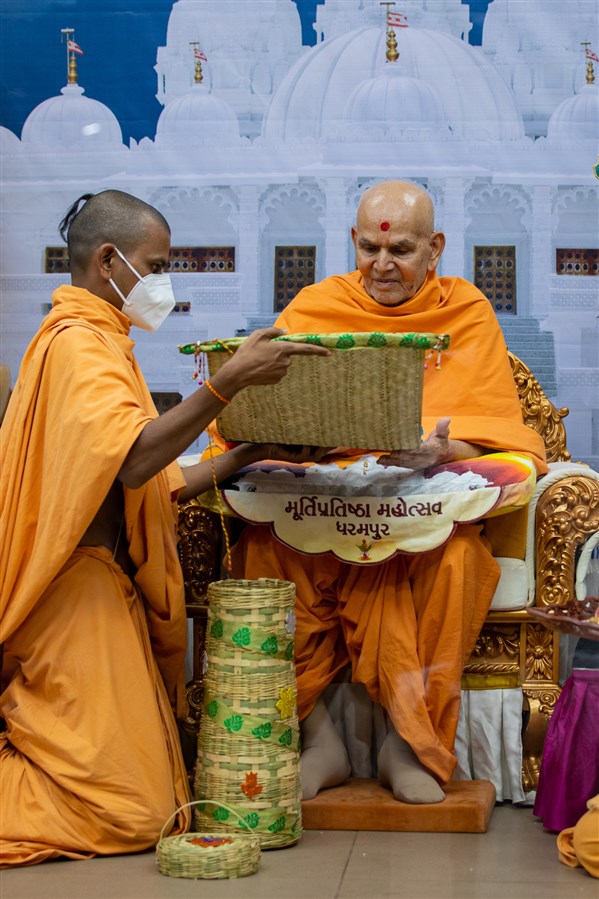 Swamishri observes a scroll