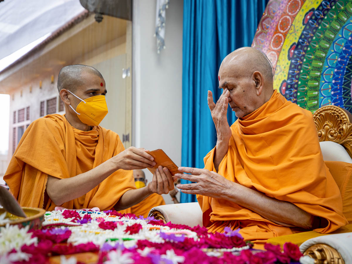 Swamishri engrossed in darshan of Shri Akshar-Purushottam Maharaj 
