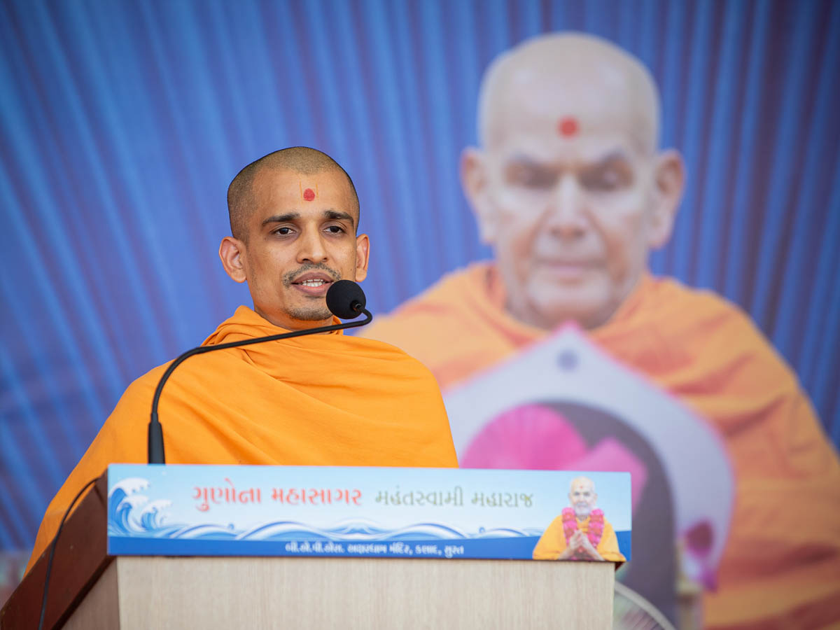 Santcharit Swami addresses the assembly