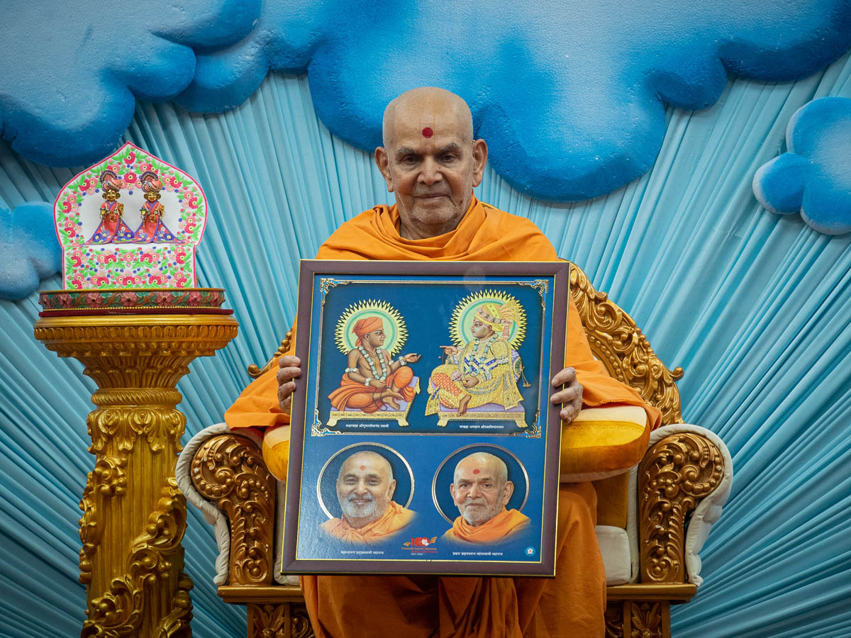 Swamishri inaugurates a murti