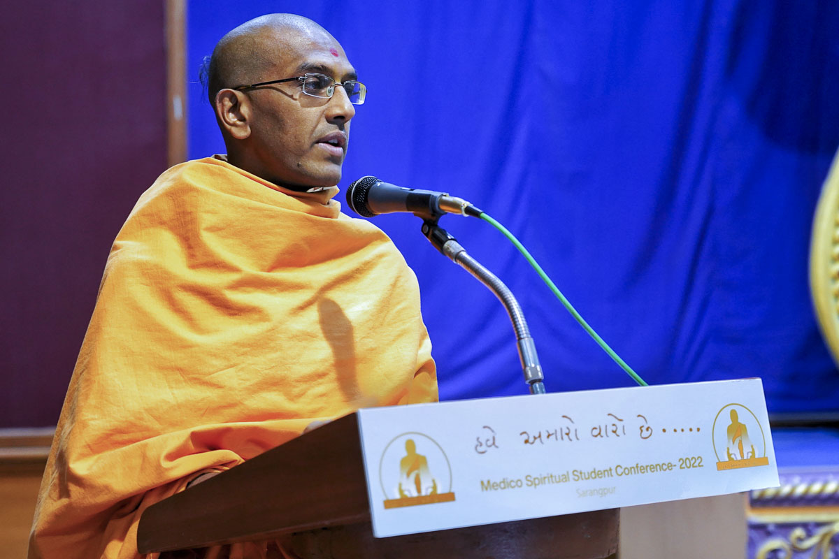 Vedantpriya Swami addresses the conference