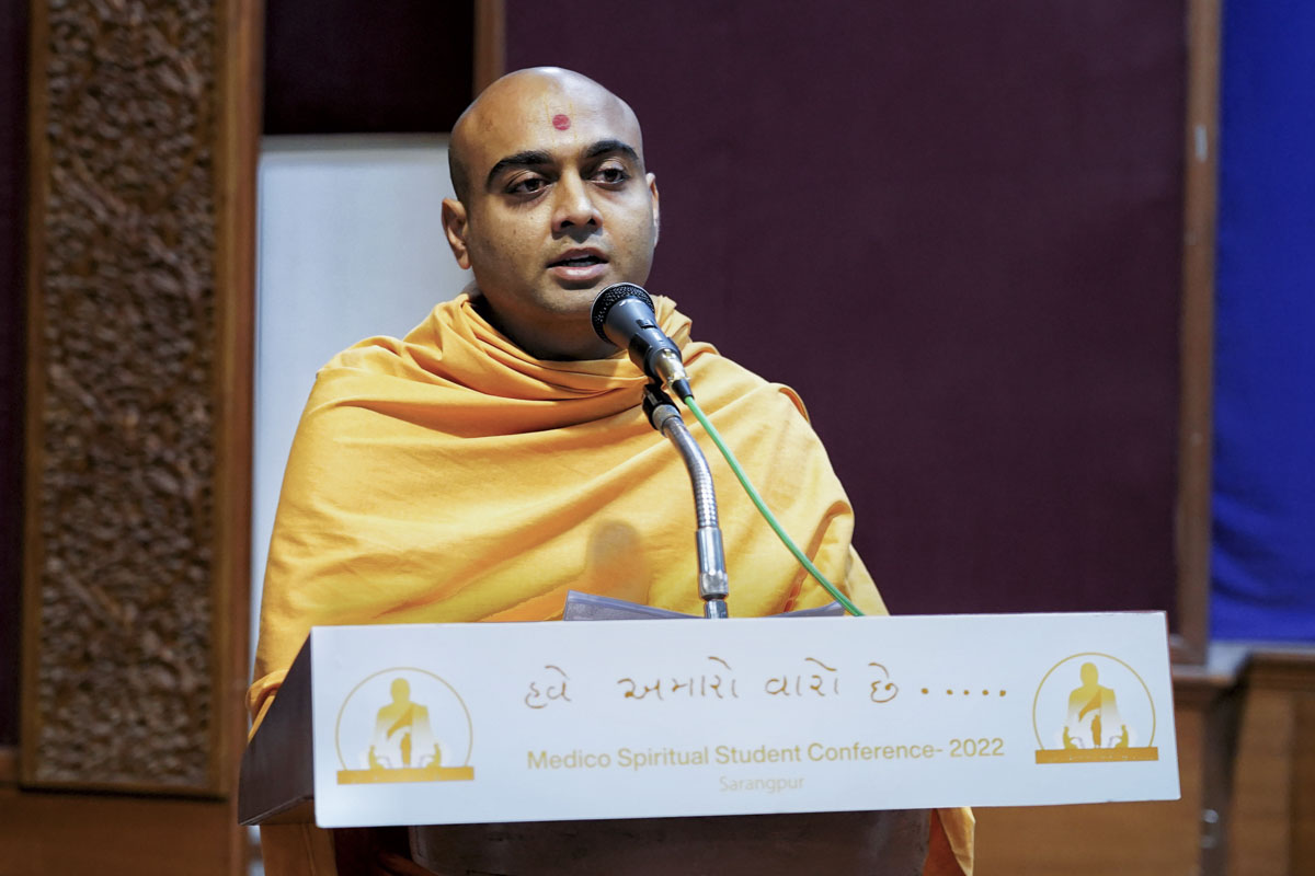 Vedchintan Swami addresses the conference