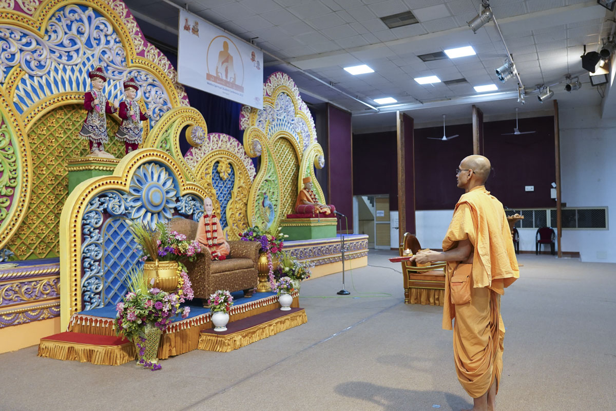 Saralchit Swami performs the arti