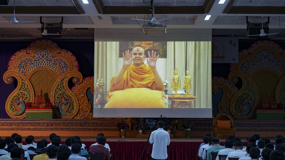 Swamishri blesses the students via video conference