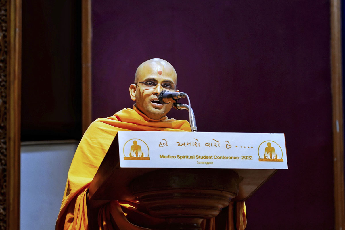 Shrijikirtan Swami addresses the conference