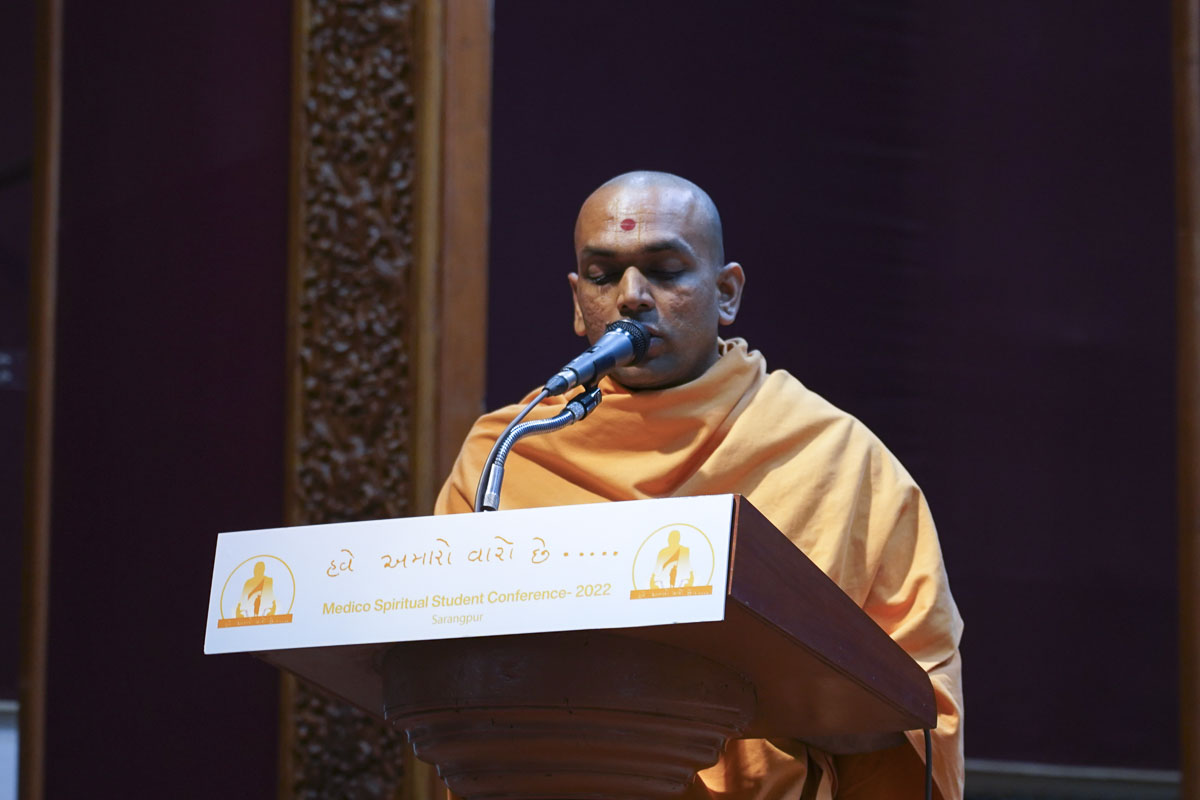 Vedmanan Swami addresses the conference