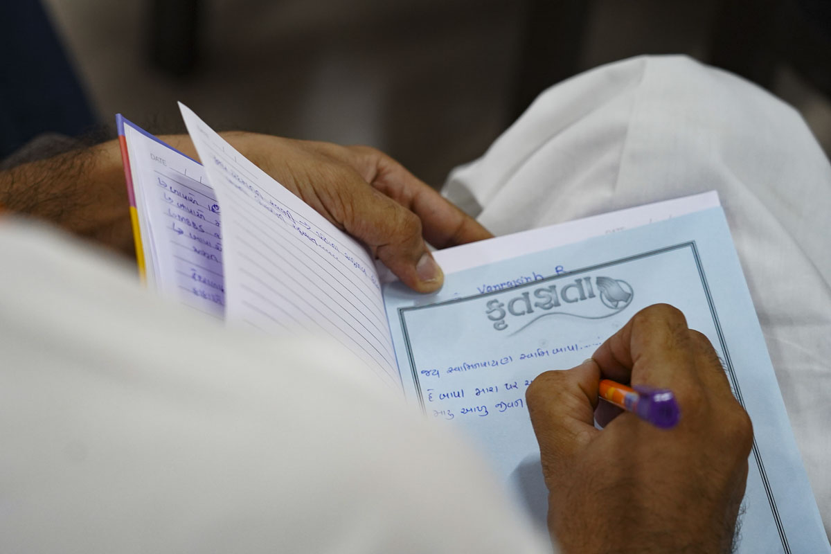 Students write a prayer during the conference