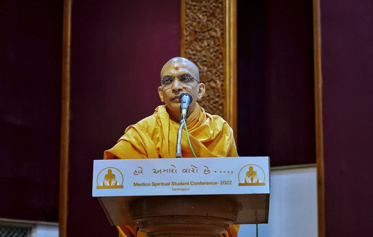 Adarshjivan Swami addresses the conference
