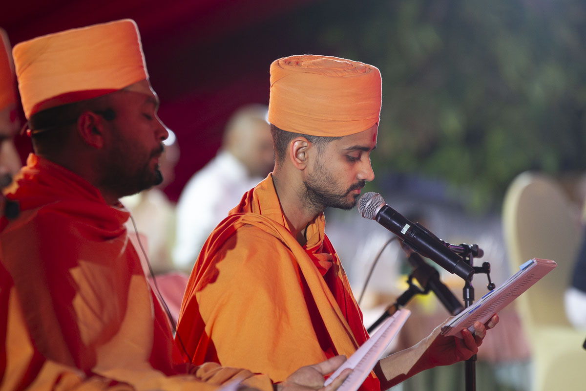 Sadhus chant Vedic mahapuja mantras