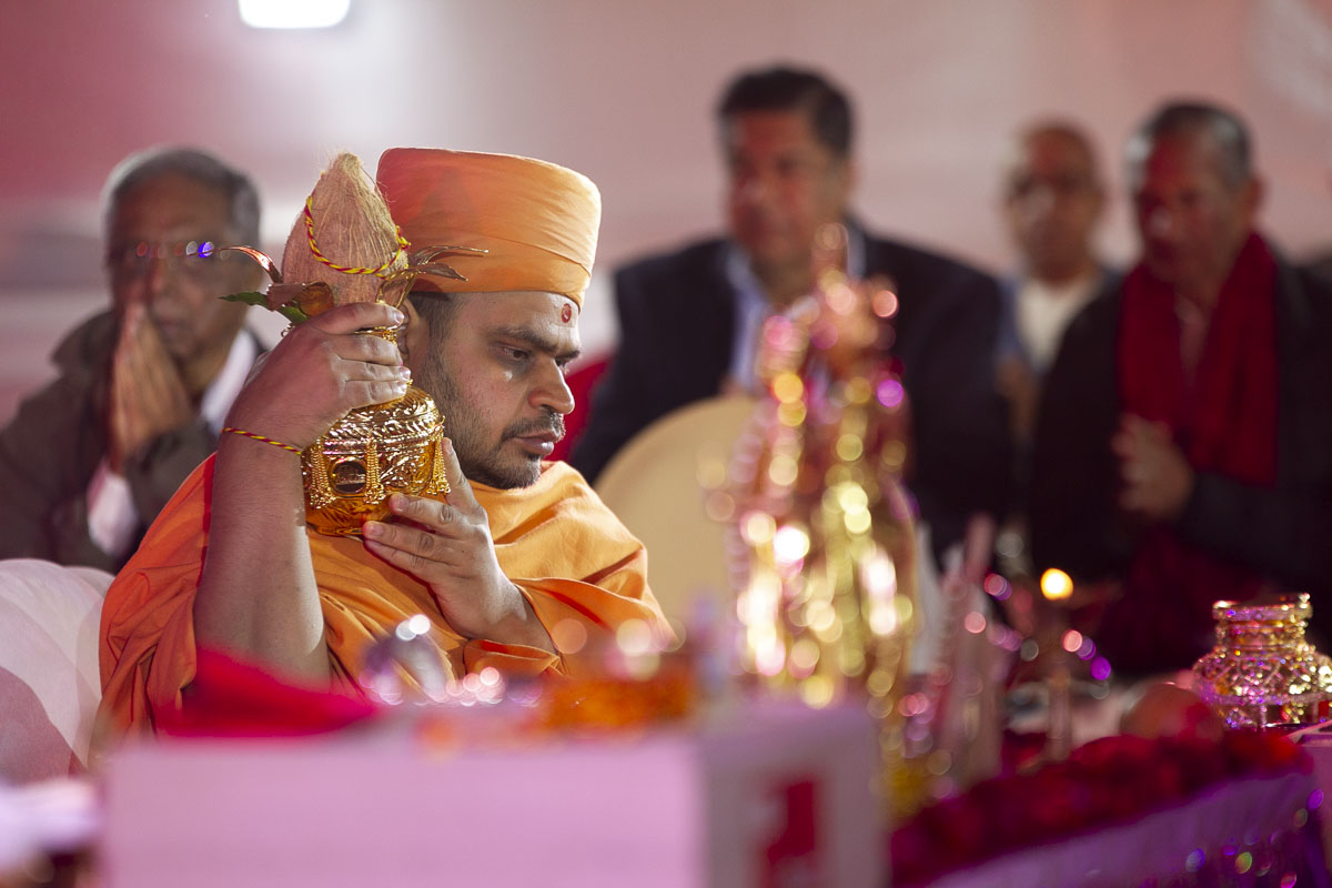 Tapovatsal Swami performs the mahapuja rituals