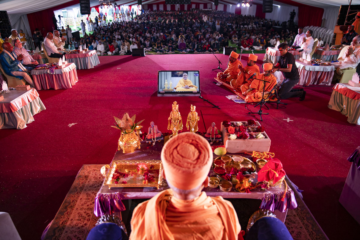 Swamishri participates in the mahapuja rituals via video conference