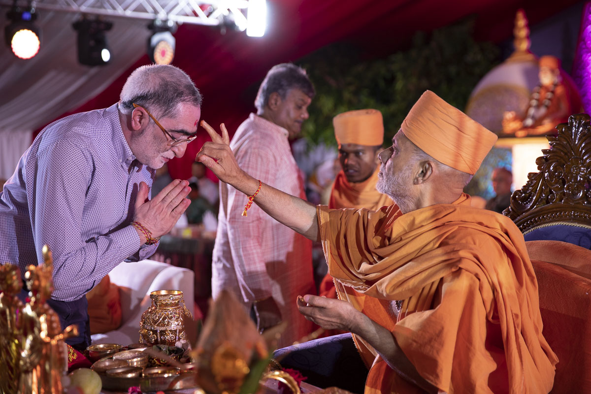 Pujya Viveksagar Swami applies chandlo to a devotee