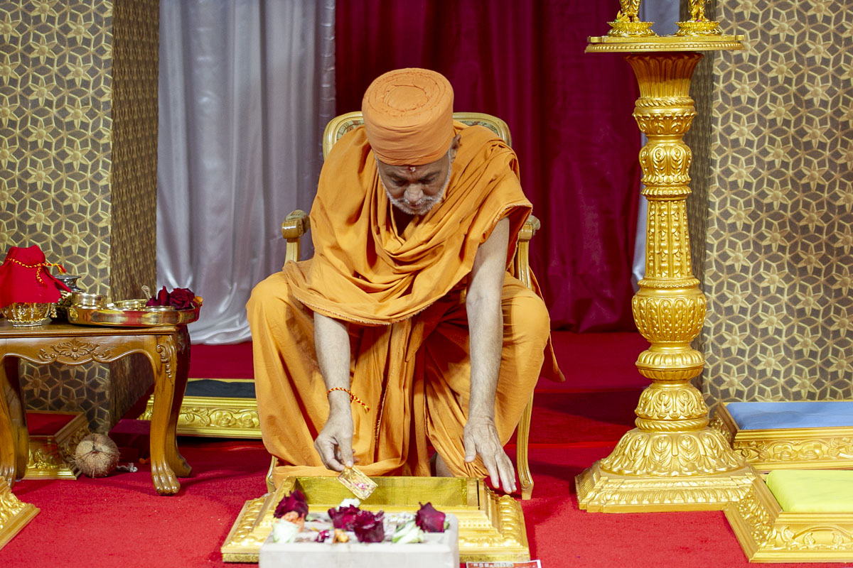 Pujya Viveksagar Swami performs the shilanyas rituals