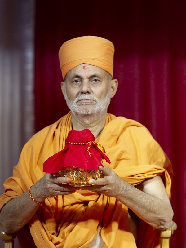 Pujya Viveksagar Swami performs the shilanyas rituals