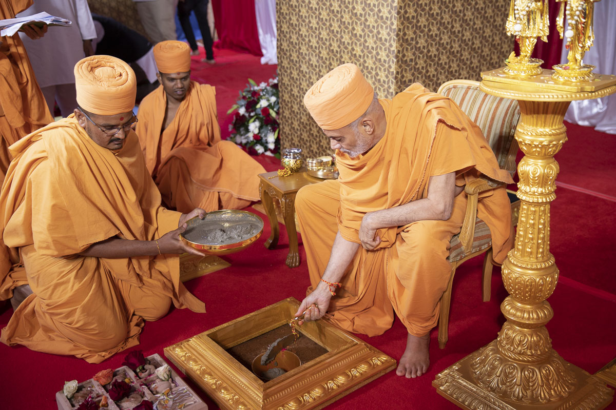 Pujya Viveksagar Swami pours cement in the pit