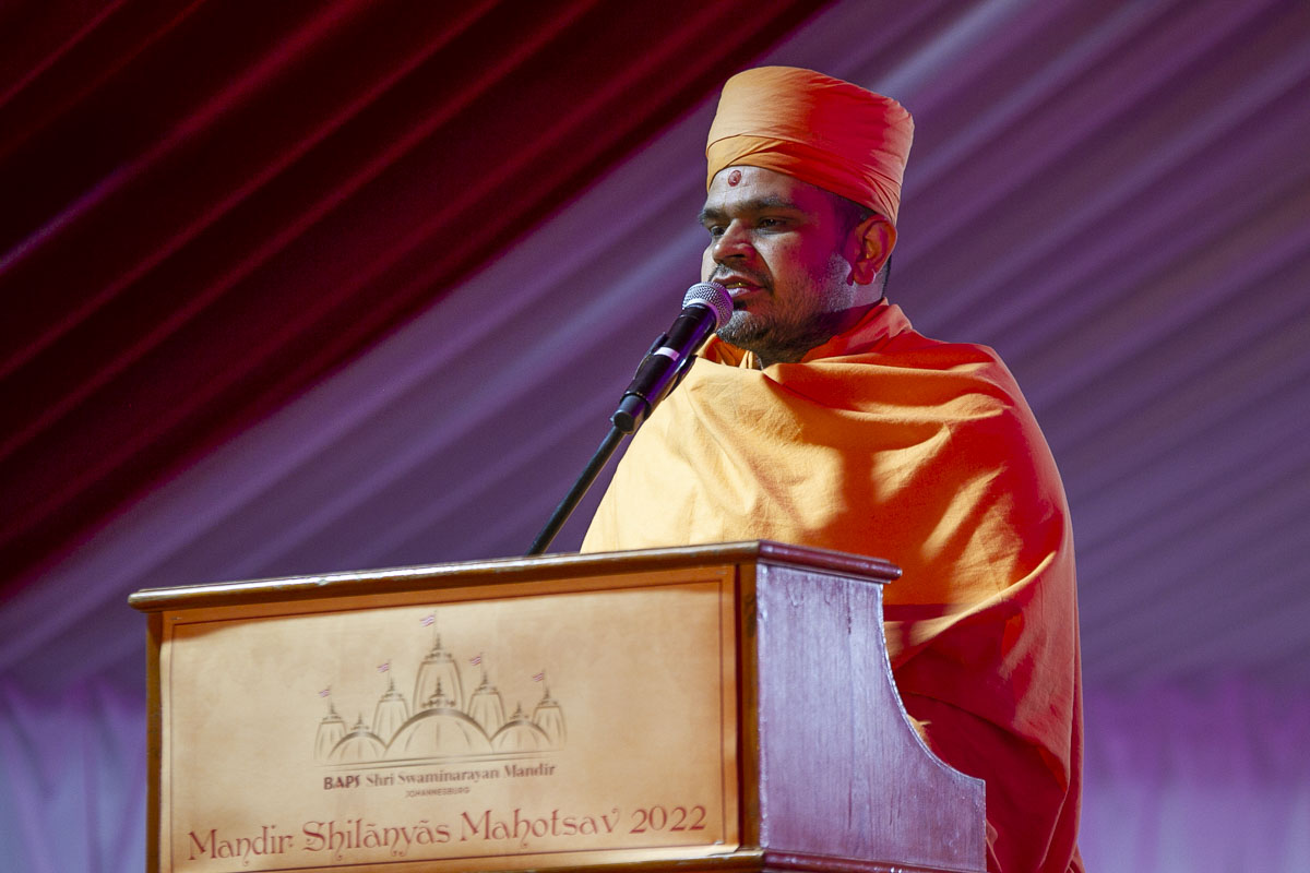 Tapovatsal Swami addresses the assembly