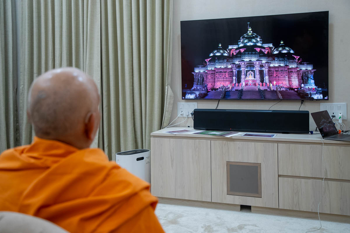 Swamishri watches the live webcast of the Shatabdi Vandana Samaroh, Swaminarayan Akshardham, New Delhi