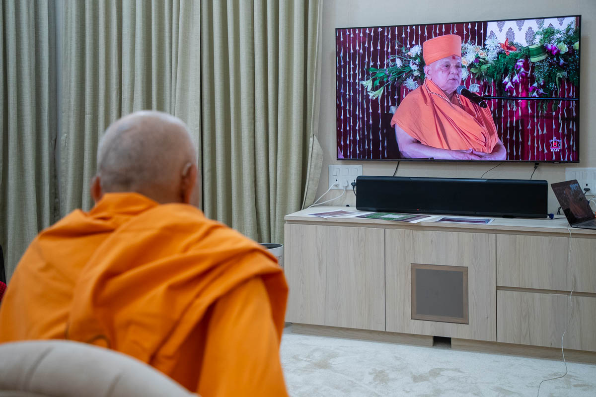 Swamishri watches the live webcast