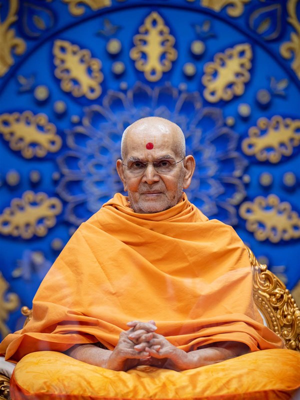 Swamishri during the evening satsang assembly