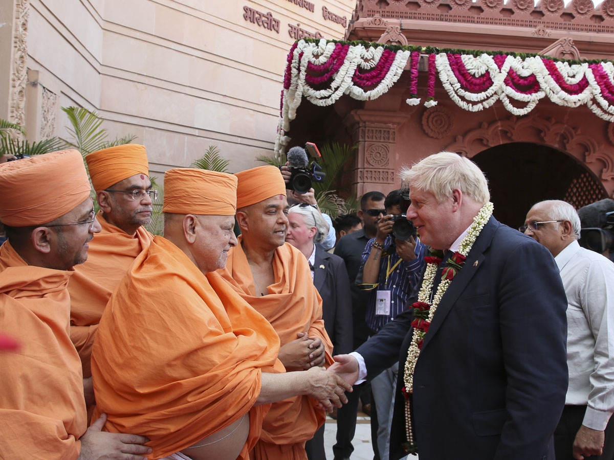 Pujya Ishwarcharan Swami welcomes PM Boris Johnson