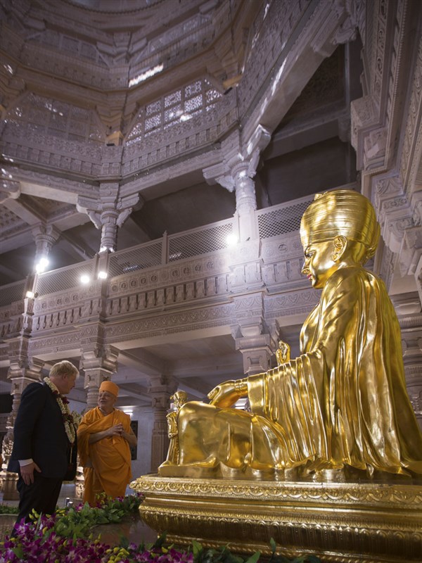 PM Boris Johnson and Pujya Ishwarcharan Swami beneath the Akshardham dome