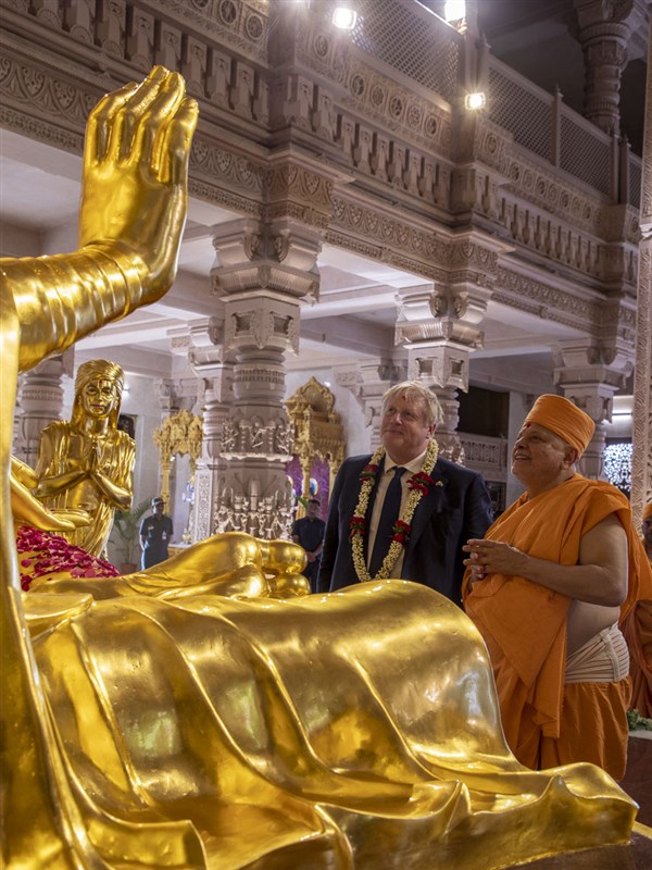 PM Boris Johnson and Pujya Ishwarcharan Swami engrossed in darshan of Bhagwan Swaminarayan
