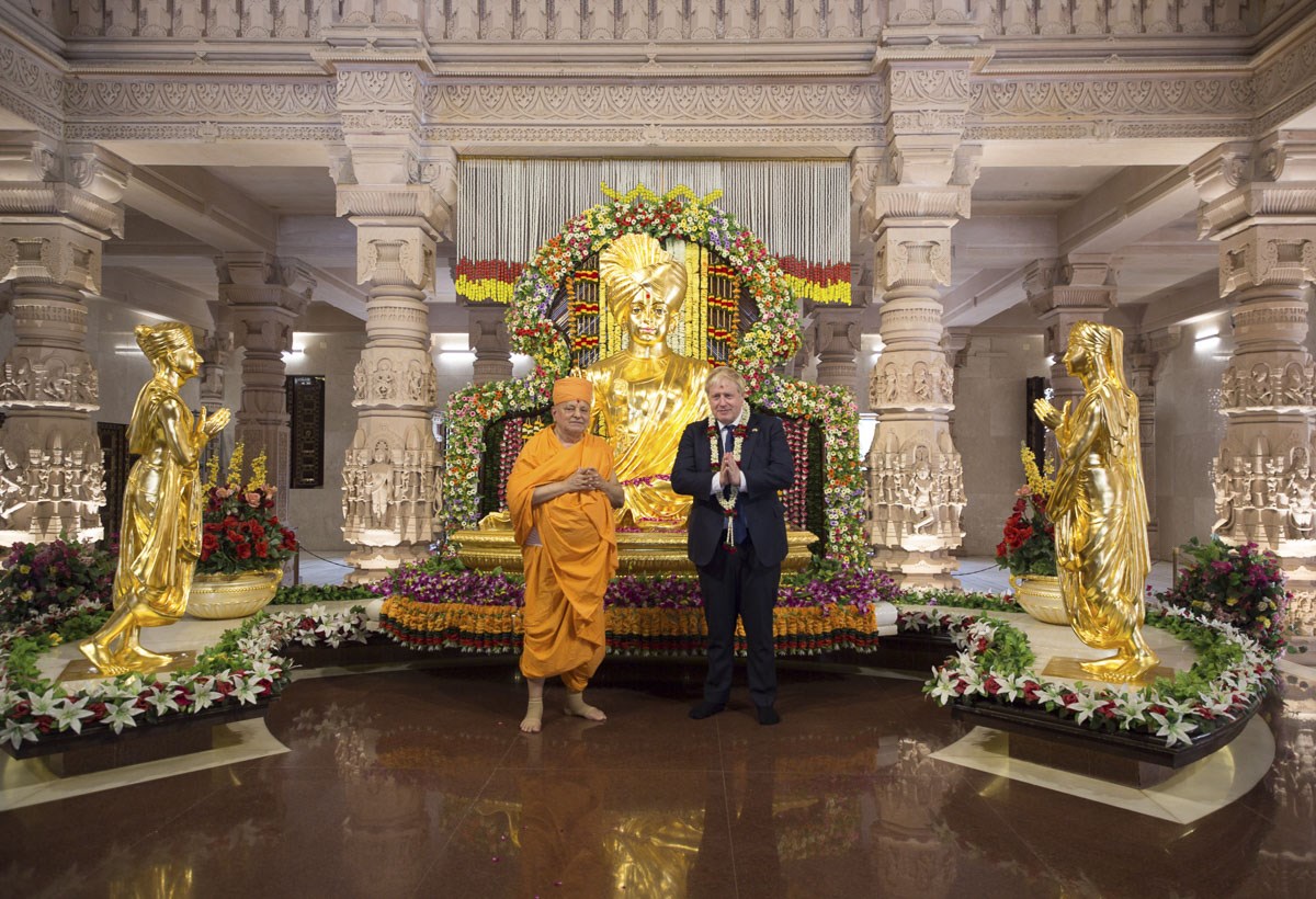 PM Boris Johnson and Pujya Ishwarcharan Swami with Bhagwan Swaminarayan