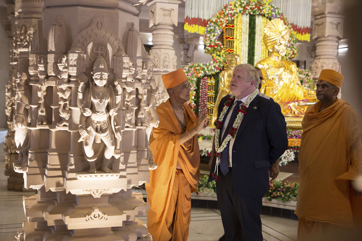 PM Boris Johnson admires Akshardham carvings