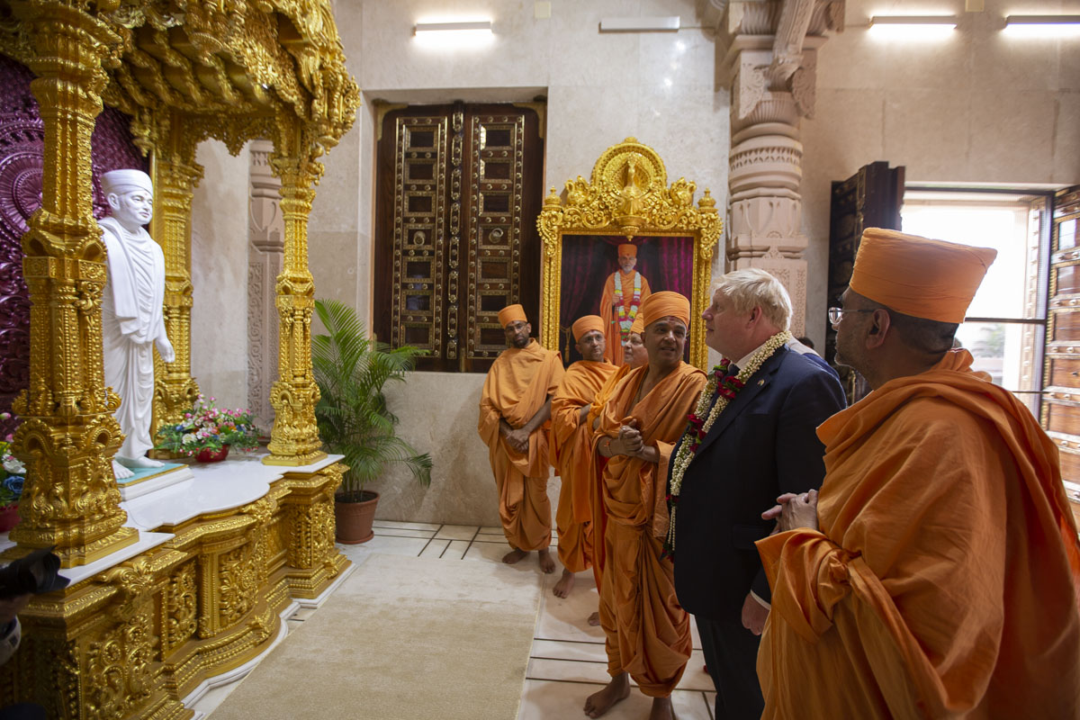PM Boris Johnson engrossed in darshan of Pramukh Swami Maharaj