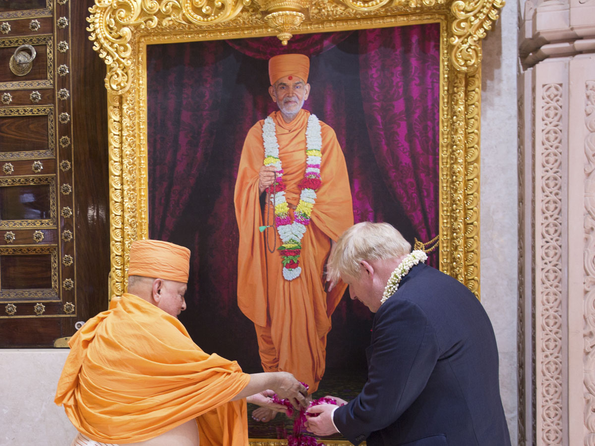 PM Boris Johnson and Pujya Ishwarcharan Swami offer mantra pushpanjali to Pragat Brahmaswarup Mahant Swami Maharaj