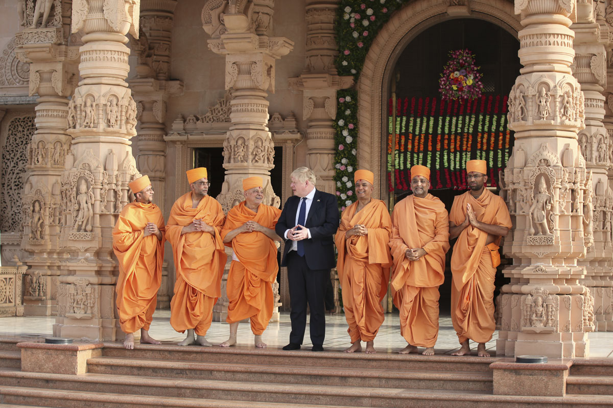 PM Boris Johnson and Pujya Ishwarcharan Swami in conversation on the Akshardham podium