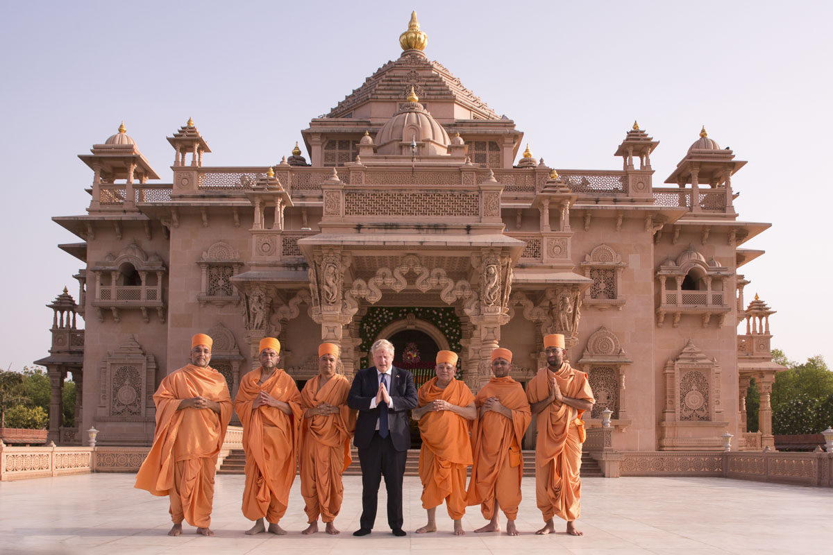 PM Boris Johnson with Pujya Ishwarcharan Swami and sadhus on the Akshardham podium