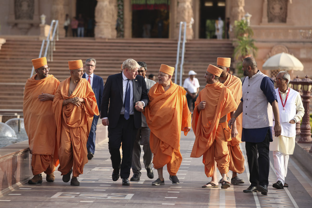 PM Boris Johnson and Pujya Ishwarcharan Swami on the Akshardham grounds