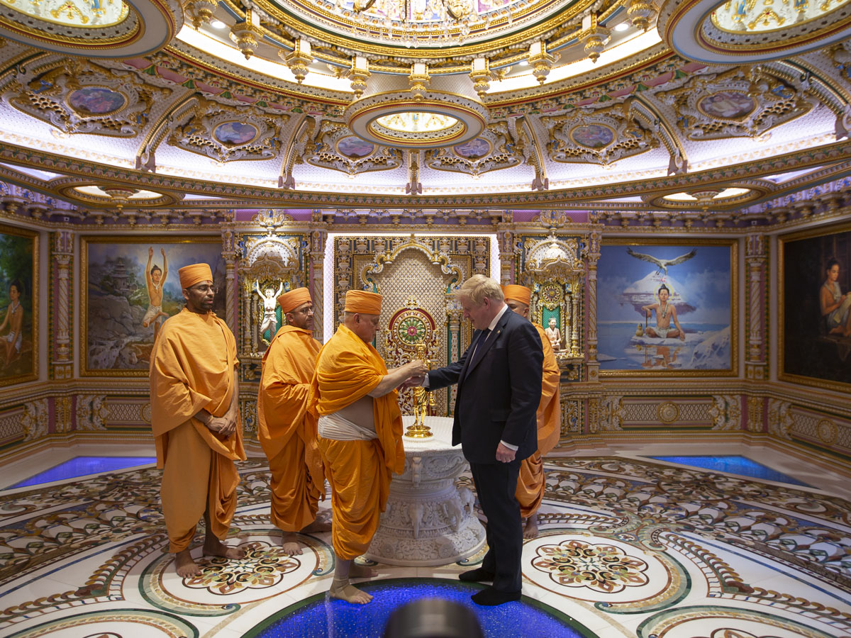 Pujya Ishwarcharan Swami ties a nadachhadi to PM Boris Johnson
