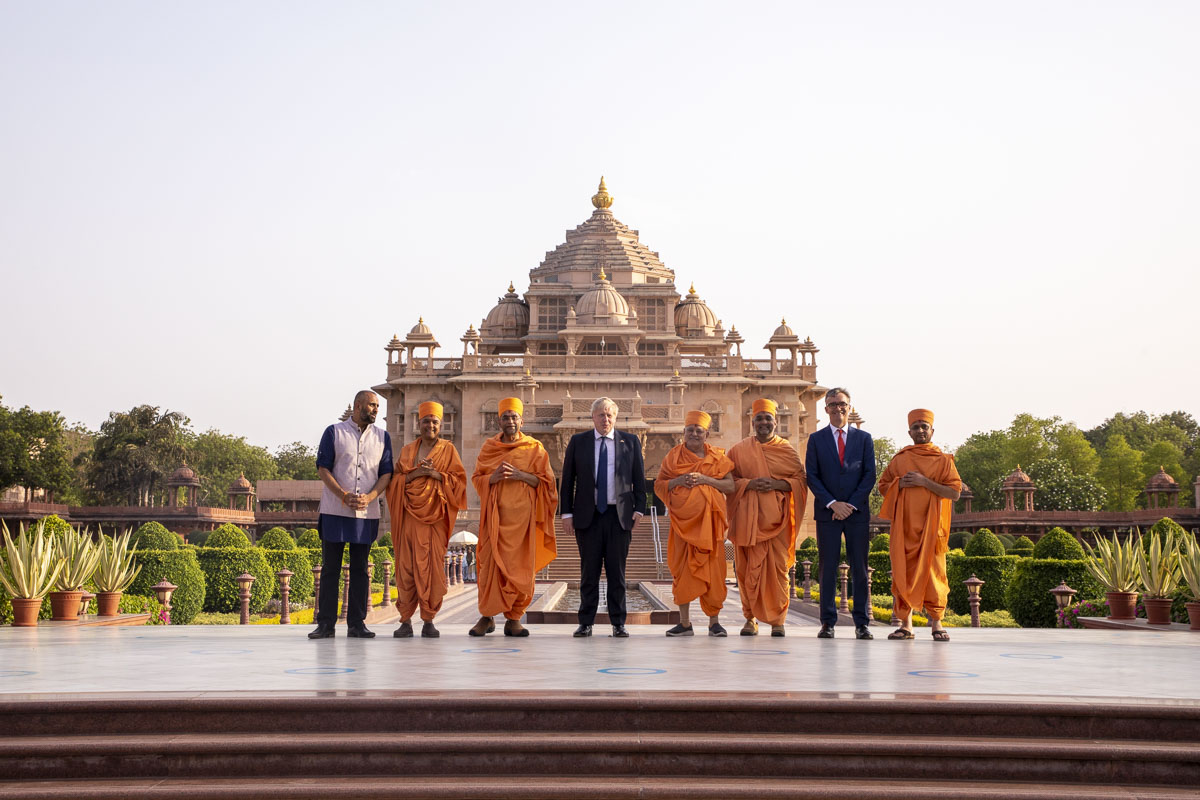 PM Boris Johnson with Pujya Ishwarcharan Swami, High Commissioner of UK to India, HE Alexander Ellis and sadhus