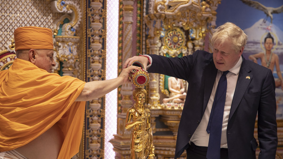 PM Boris Johnson and Pujya Ishwarcharan Swami perform abhishek of Shri Nilkanth Varni