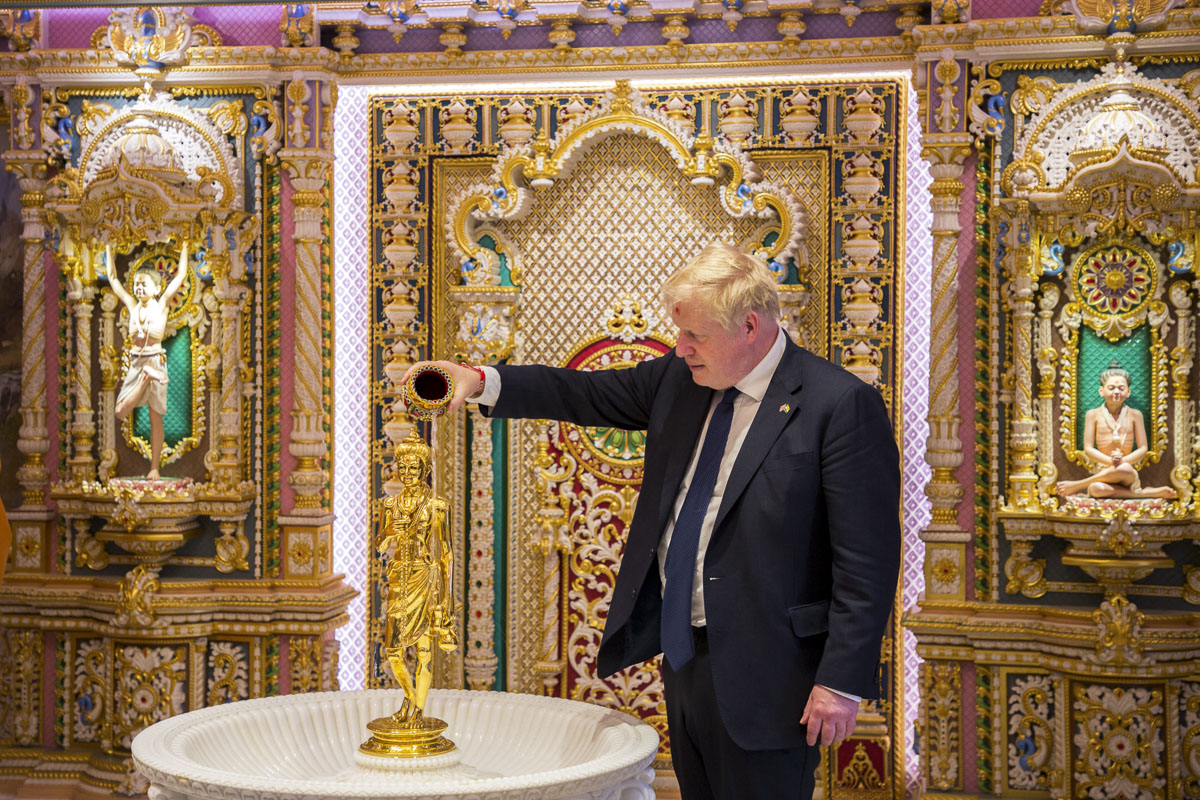 PM Boris Johnson performs abhishek of Shri Nilkanth Varni 