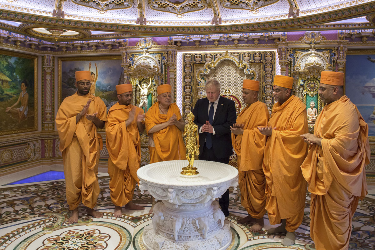 PM Boris Johnson and Pujya Ishwarcharan Swami and sadhus pray for world peace