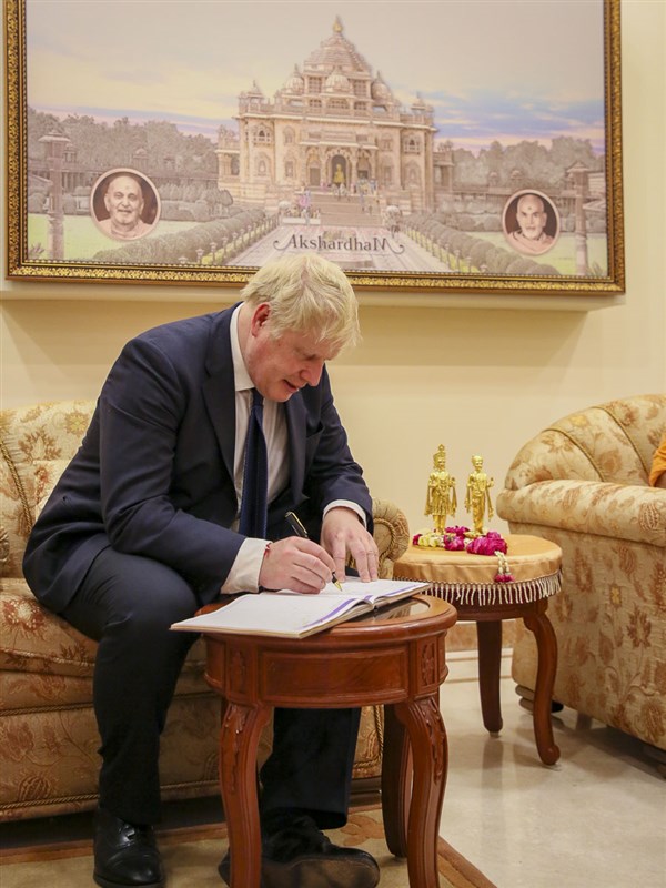 PM Boris Johnson writes in the visitors' book
