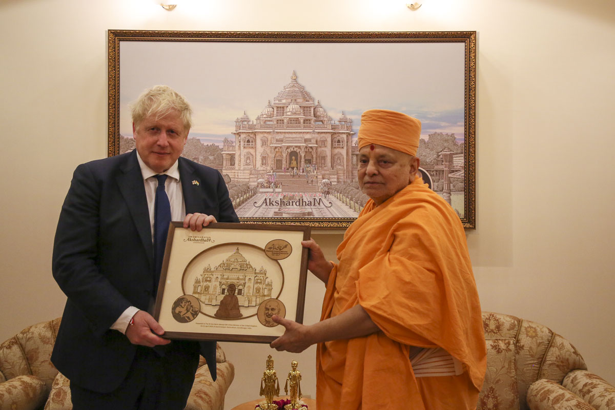 Pujya Ishwarcharan Swami presents a memento to PM Boris Johnson