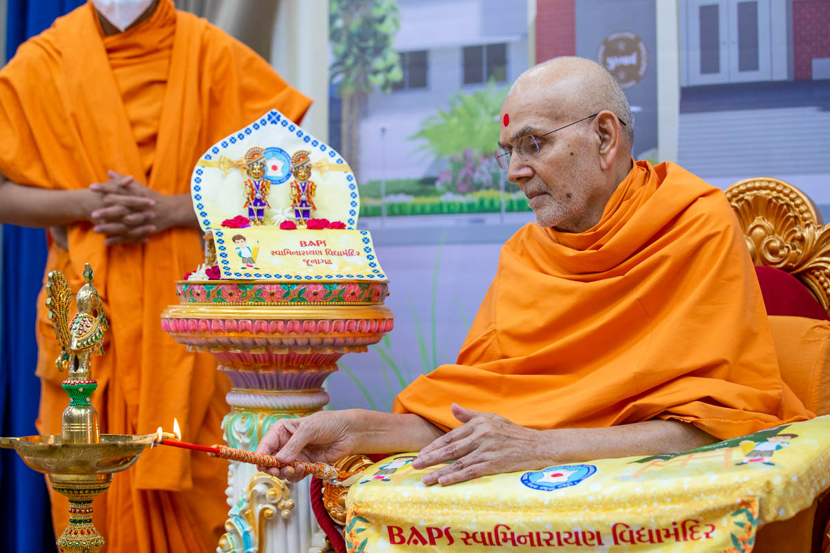Swamishri lights the inaugural lamp for new BAPS Swaminarayan Vidyamandir, Junagadh