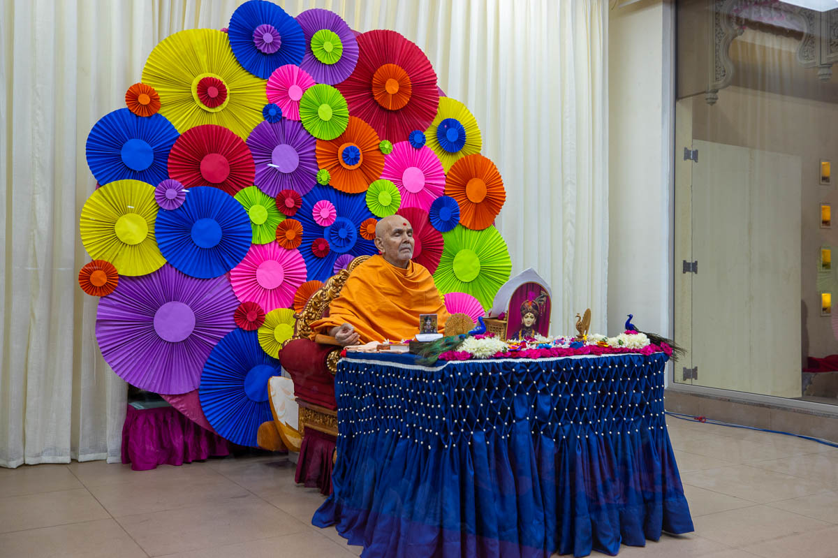 Param Pujya Mahant Swami Maharaj meditates in his daily puja