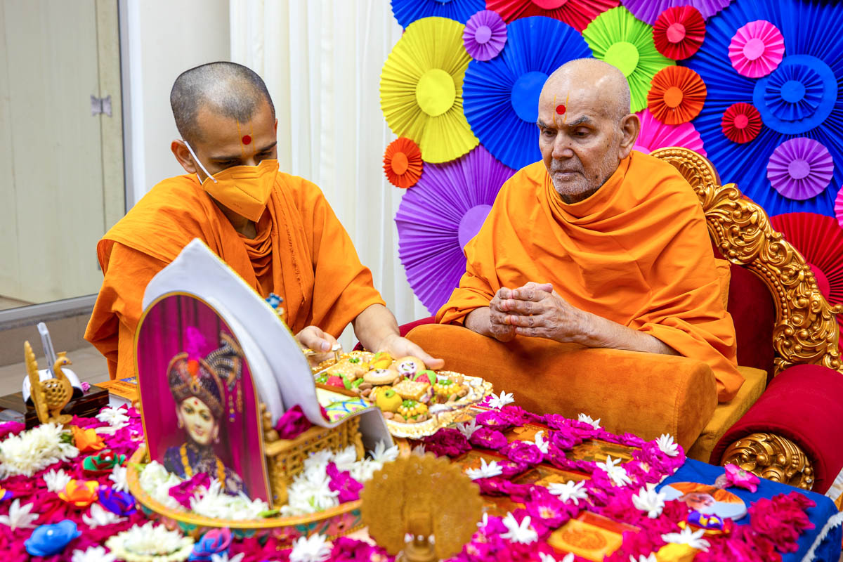 Thal is offered to Shri Akshar-Purushottam Maharaj 