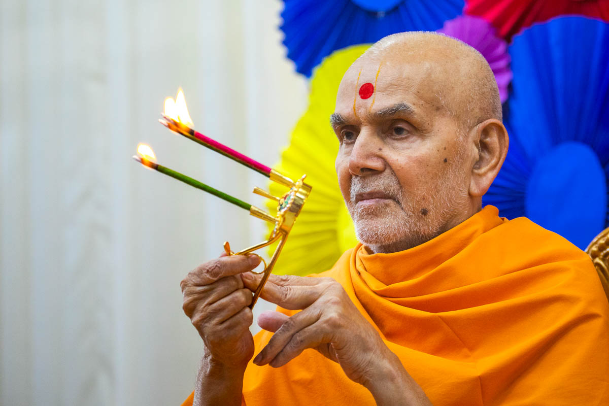 Swamishri performs the pratishtha arti