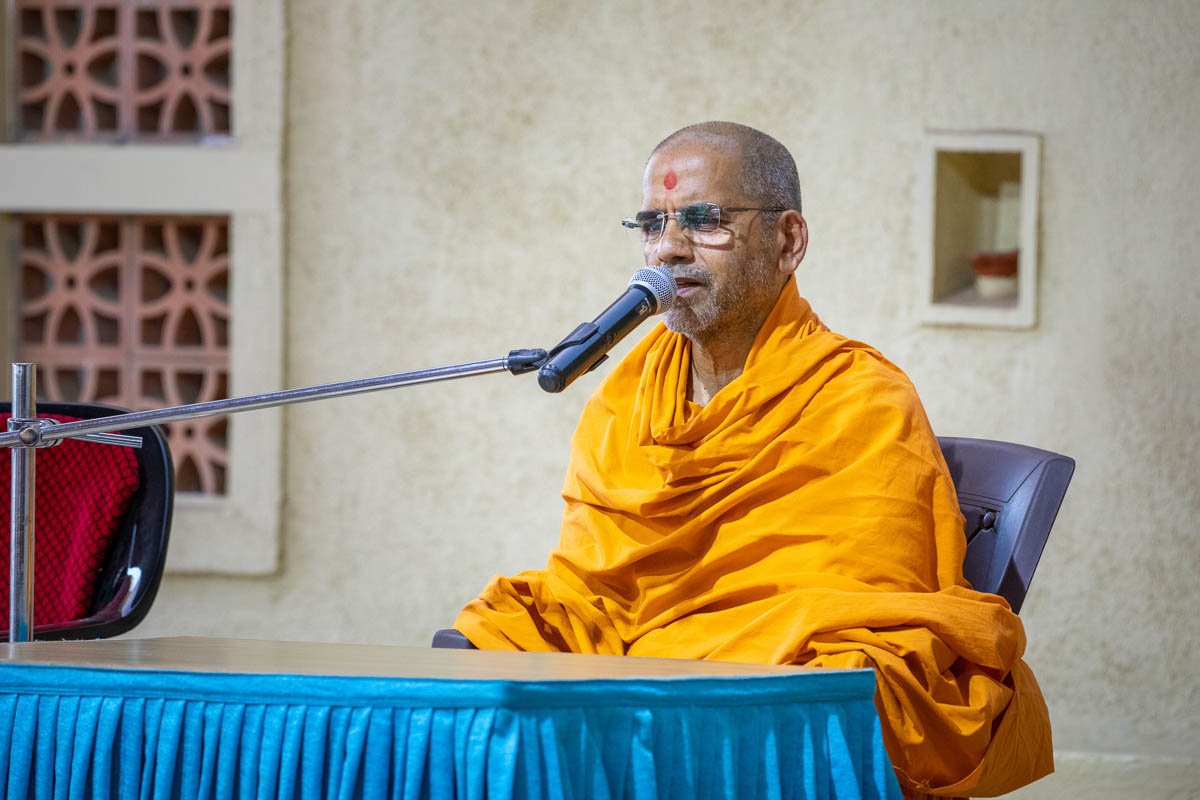 Srinivas Swami addresses the evening satsang assembly