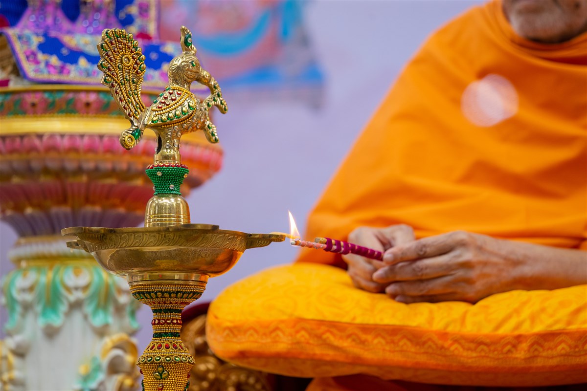 Swamishri lights the lamp