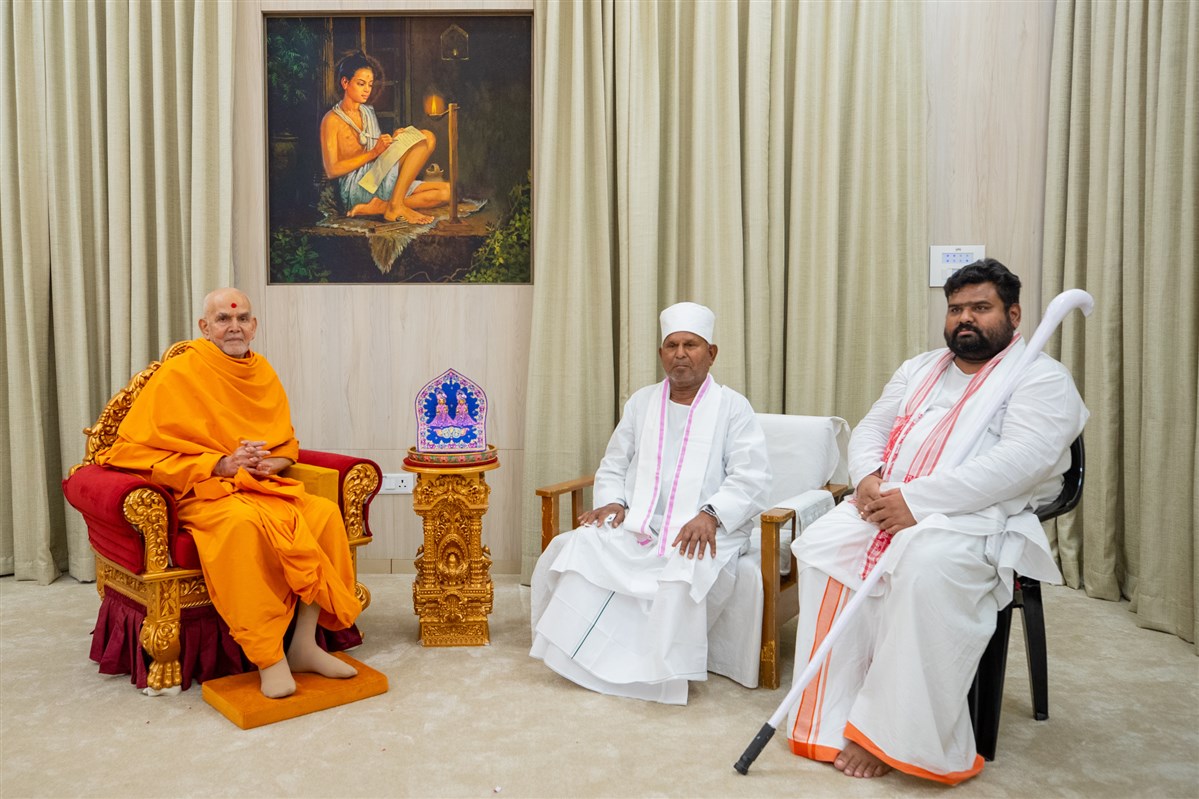 Swamishri with Shri Swatantra Deo Ji Maharaj and Shri Vigyan Dev Ji Maharaj