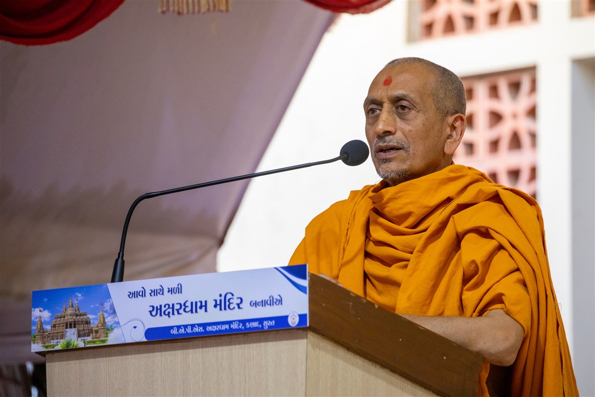 Uttamprakash Swami addresses the evening satsang assembly