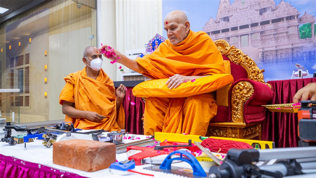 Swamishri sanctifies yantras
